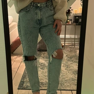 Loose fit Jeans - Dom är såååå fina älskar dessa dom är 36 men skulle nog oxå säga att dom skulle passa 38 oxå för dom är lite större än 36
