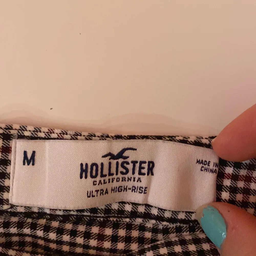 Säljer nu denna fina hollisterkjol då den ej kommer till användning längre, jätte fin att kombinera saker till och super skön till sommaren, dragkedja bak och ett fint rutit tyg. Kjolar.