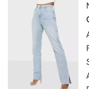 Blå jeans Nelly  - ”Cheeky fit slit denim” jeans från Nelly i storlek 36. Köpte de för 599 kr och säljer de för 250 kr. De är i princip oanvända och säljs inte längre på nellys hemsida!  Betalning sker via Swish 