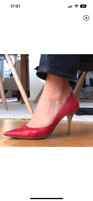 klackar - supersöta klackar som tyvärr var förstora på mig 😿 lite slitningar men inget som riktigts märks!💕 äkta skinn!