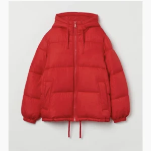 Puffjacka från H&M - Säljer den populära röda puffjackan från H&M i storlek S. Slutsåld i den storleken på hemsidan. Knappt använd, inga defekter!💖 Hör av er vid frågor!