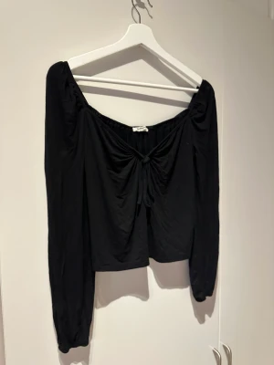Svart blus från Nelly - Super fint skick, använd enbart några gånger! 