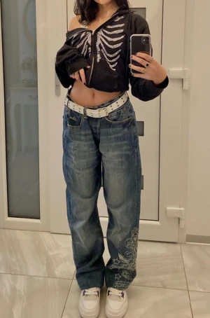 Vitt y2k/street wear bälte  - Ett fint bälte som jag har anvönt 5 gånger. Den kommer inte till användning för att jag har "bytt stil". Men det är jätte fint annars, jag har tagit med ett exempel från pinterest hur man kan styla det! 💓Priset kan diskuteras 👍