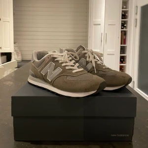 New Balance skor - New balance skor i bra skick förutom en liten fläck på vänstra skon. Storlek 43 Inköpta för 1000kr