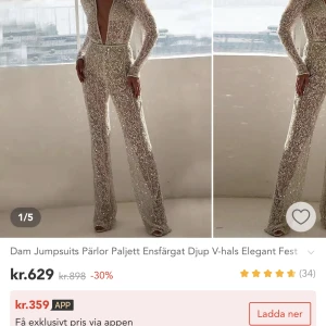 Jumpsuit  - Superfin jumpsuit som är perfekt till nyår eller en gala. Super glittrig och du syns i mängden. Jag ÄLSKAR den men tyvärr för kort i benen. Stl S, passar S, XS, men lite kort i benen. Jag är 174 cm, kort i benen. Guld/silvrig. Aldrig använd, ba testad på