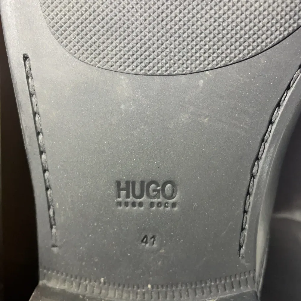 Säljer dessa Hugo boss skor då dom inte används alls. Vid intresse skriv gärna till mig. De kostade 3500 i affären och nu säljs för bra mindre pris. . Skor.