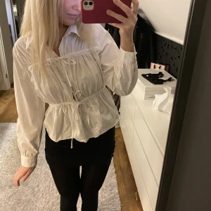 Söt blus från nakd  - Hej, säljer en tröja i fint skick knappt använd. Pris kan diskuteras vid snabb affär 💕