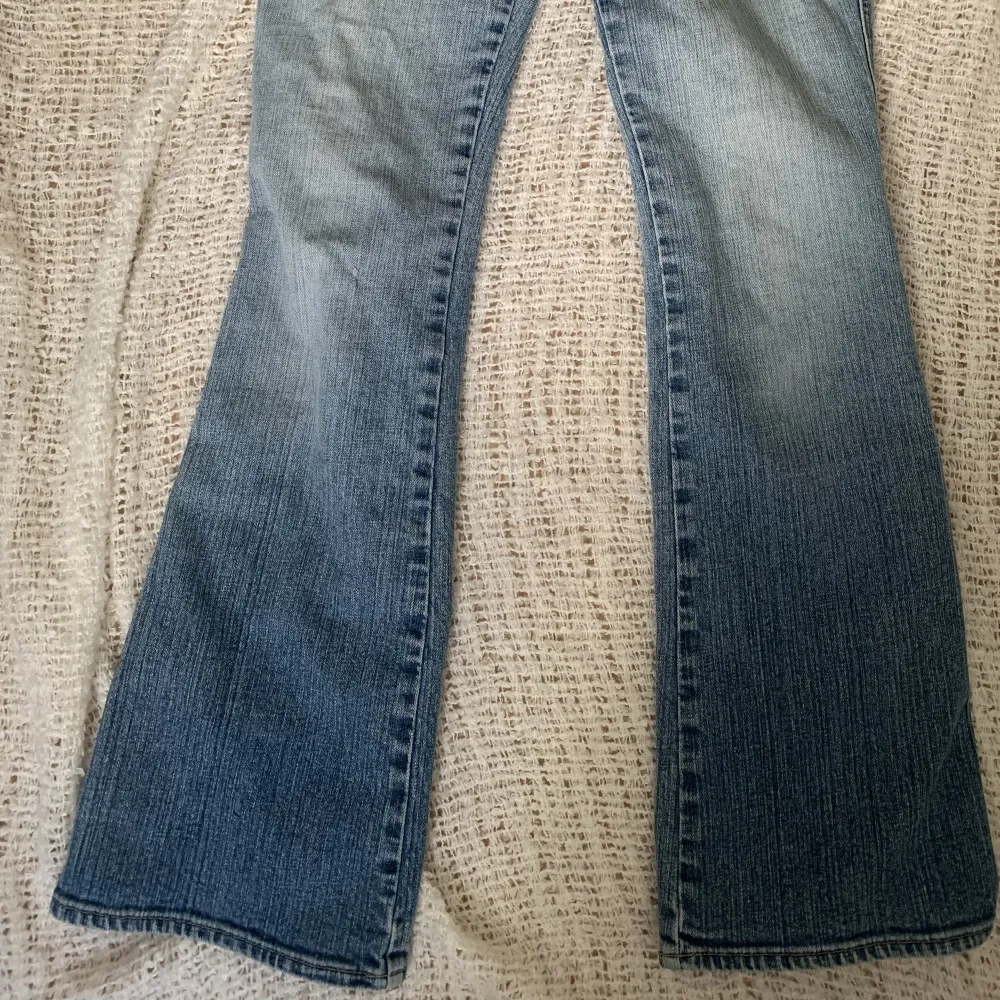 Lowrise bootcut Jeans från GAP, säljer pga för stora för mig, jag brukar ha XSi jeans så skulle säga att dom är i storlek S!. Jeans & Byxor.