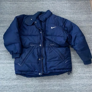 Nike vintage puffer  - Fin jacka i size S, lite fläckar på magen! Dragkedja lite trasig med skriv för att se bild 