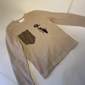 Handmålad tröja av Aleksio Feli - Handmålad stickad tröja i storlek S/M, 1/1 exemplar av Aleksio Feli 