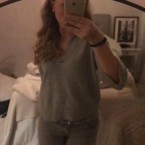 Stickad tröja med halvlånga ärmar - Säljer min stickade tröja från hm för att den inte kommer till användning. Endast använd  ungefär 1 gång så skicket är ganska bra.💓💓