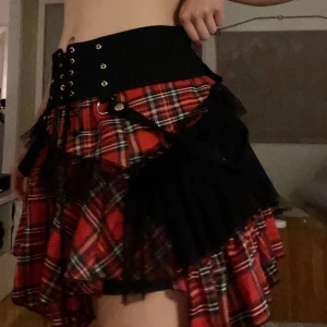 Grunge kjol  - Grungekjol med skärp i röd-rutigt mönster. Använd ca. 4 gånger.  Midjemått: ca. 80 cm  Matchande skor i storlek 38 finns att köpa separat :)