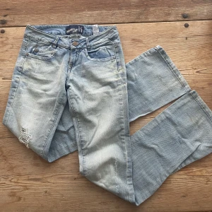 Low waisted y2k jeans - Superfina low waisted jeans från tidigt 2000-tal. Bra kvalité! Tjockt jeanstyg. Innerbenslängd 85cm. Midjemått 35cm rakt över. Jag är 169cm för referens!  💗Hör av dig vid fler frågor!