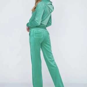 Juicy couture set - Jättefin färg, väl använda. Storlek M i byxan o S i tröjan. Kan även byta emot annat