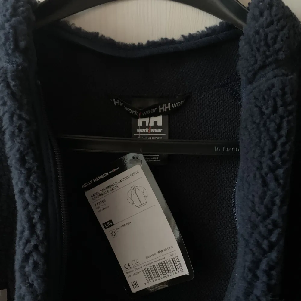 Jacka i fleece från Helly Hansen. Riktigt mysig och varm nu på vintern men passar även bra som vårjacka. Oanvänd med lappen kvar.  Köpt för 1000 kronor och aldrig använd. Passar för män och kvinnor!  Kan tänka mig att gå ner lite i pris vid snabb affär :). Jackor.