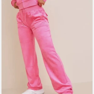 Juicy couture byxor  - Jättefin färg, finns en fläck vid knytningen som inte alls märks av så mycket. Se bild 3 kan även byta emot annat!