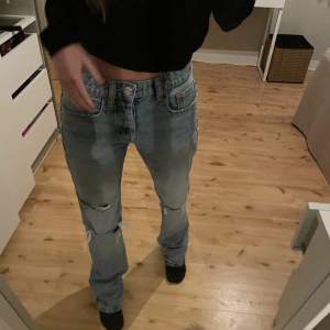 Skit snygga zara jeans som är midwaist. Snygg ljusblå färg med hål. Knappt använda och bra skick. 400 + frakt 