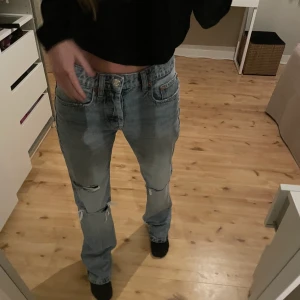 Midrise zara jeans  - Skit snygga zara jeans som är midwaist. Snygg ljusblå färg med hål. Knappt använda och bra skick. 400 + frakt 
