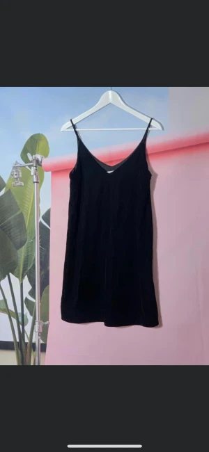 &Other Stories sammet klänning  - ♠️ Sammet klänning från &Other Stories, strl 34, 100% polyester, fint skick, används max 5 gånger, inget fel jag hittar, 240kr inkl frakt