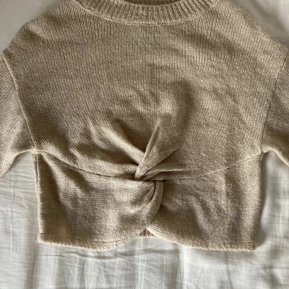 Superfin Beige stickad tröja som verkligen är unik i designen. Aldrig använd och jättegullig nu till vintern och jul 🎄🫶🏼. Stickat.