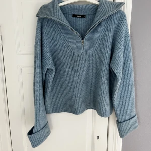 Stickad tröja från bikbok  - Kommer aldrig till andvänding och aldrig gjort så den är i ny skick 