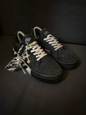 Off white skor, ”vulcanized sole” -  Säljer mina off white skor då dom är för små det är storlek 39 men sitter dom 40, använt skick men fortfarande i fint skick nypris-3200kr