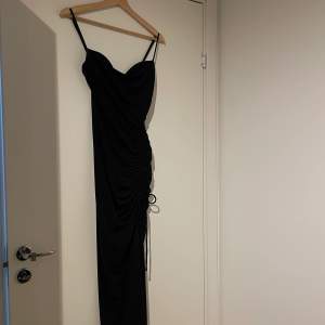 En svart tajt klänning från zara i storlek xs. Stretchigt material, sitter fint på kroppen. Slits vid benet som går att reglera. Använt 1 gång, fint skick. Inga fläckar eller annat fel.