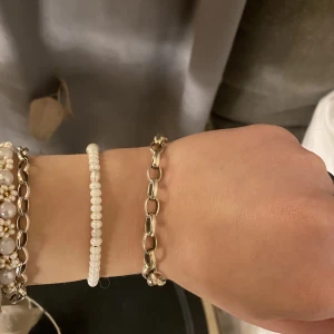 Silverarmband - Äkta silverarmband med kedjor som man kan köppa berlocker till.