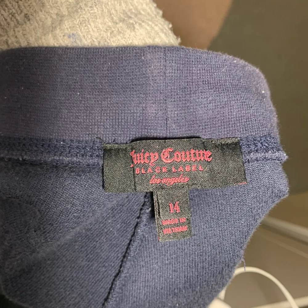 Jag säljer mina old juicy couture i storlek 14år. Byxorna är i fint skick då de knappt har kommit till användning. Jag är ungefär 1,53cm lång och byxorna passar mig perfekt. Jag skulle säga att de skulle passa någon som är Max 1,60cm. Pris kan Diskuteras.. Jeans & Byxor.