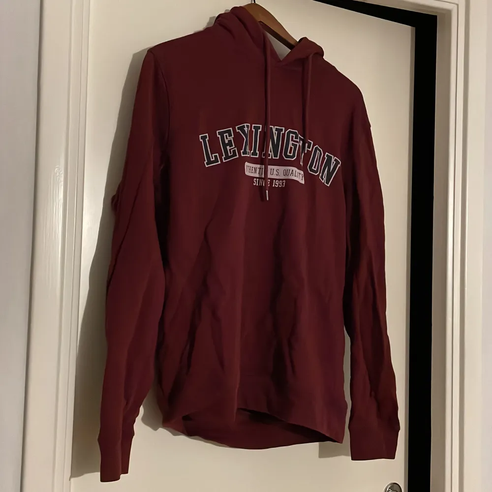 En vinröd super snygg hoodie från lexington inköpt 2021 tyvärr inte använd så mycket därför säljs den nu så den är i ett väldigt bra skick. Pris går att diskutera men du står för frakten!😊. Hoodies.
