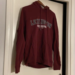 Lexington Hoodie - En vinröd super snygg hoodie från lexington inköpt 2021 tyvärr inte använd så mycket därför säljs den nu så den är i ett väldigt bra skick. Pris går att diskutera men du står för frakten!😊