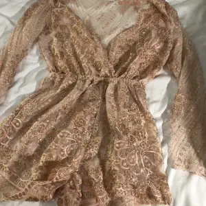 Säljer denna söta dress från DM RETRO. Köpt för väldigt länge sen men sparsamt använd. Fler bilder kan skickas privat!