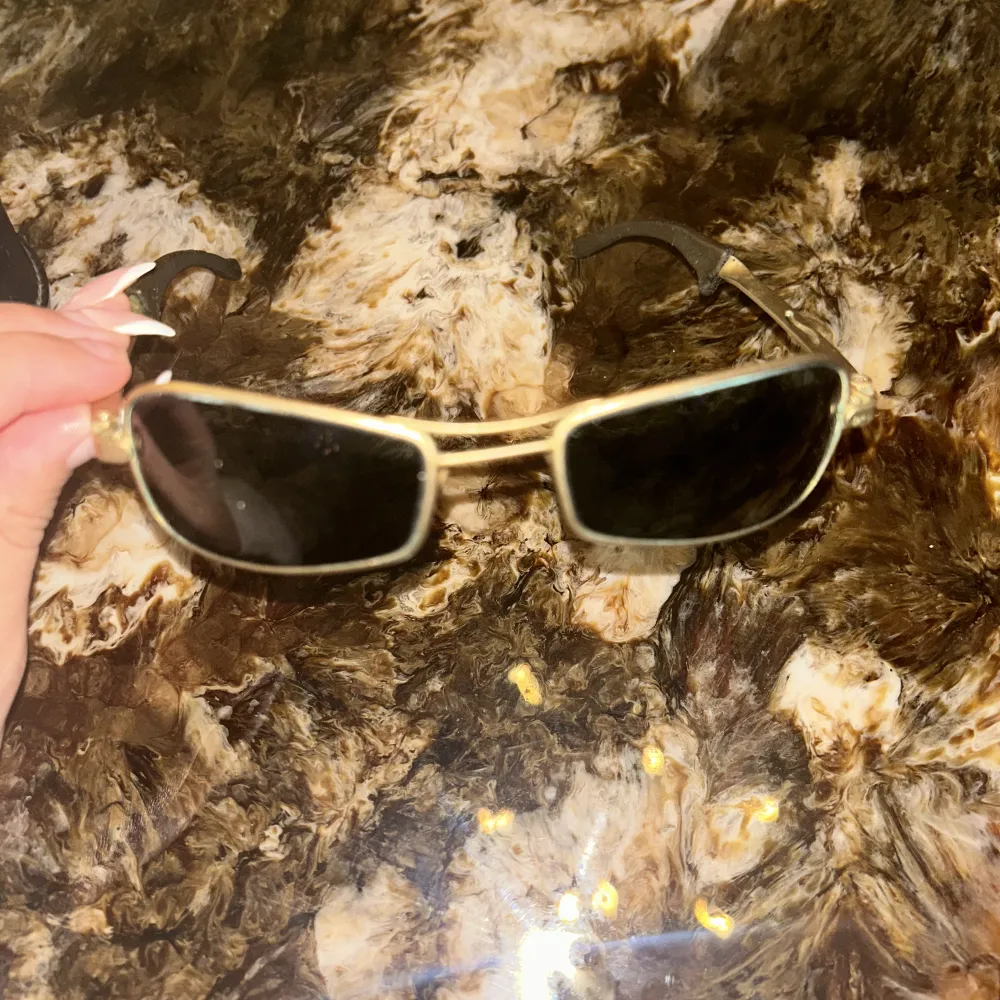 Min pappa säljer sina 90’s rey-ban glasögon han köpte nya på 90 talet! Fodral följer med! Glasögonen är inte putsade på bilden men vi rengör såklart innan vi skickar iväg! Kom med ett rimligt pris! Kram❤️❤️. Accessoarer.