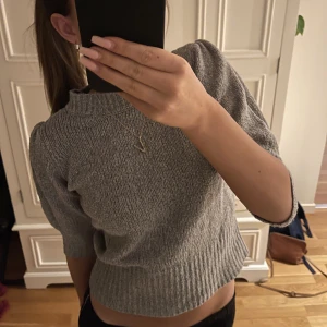 Tröja  - Jätte fin stickad trekvarts ärmad tröja, säljer då jag tröjan inte kommer till användning!!😇