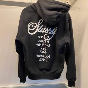 Stussy worldtour zip hoodie i svart storlek M. Väldigt bra skick, pris går att diskutera vid snabb affär. Köpare står för frakt 