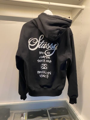 Stussy worldtour - Stussy worldtour zip hoodie i svart storlek M. Väldigt bra skick, pris går att diskutera vid snabb affär. Köpare står för frakt 