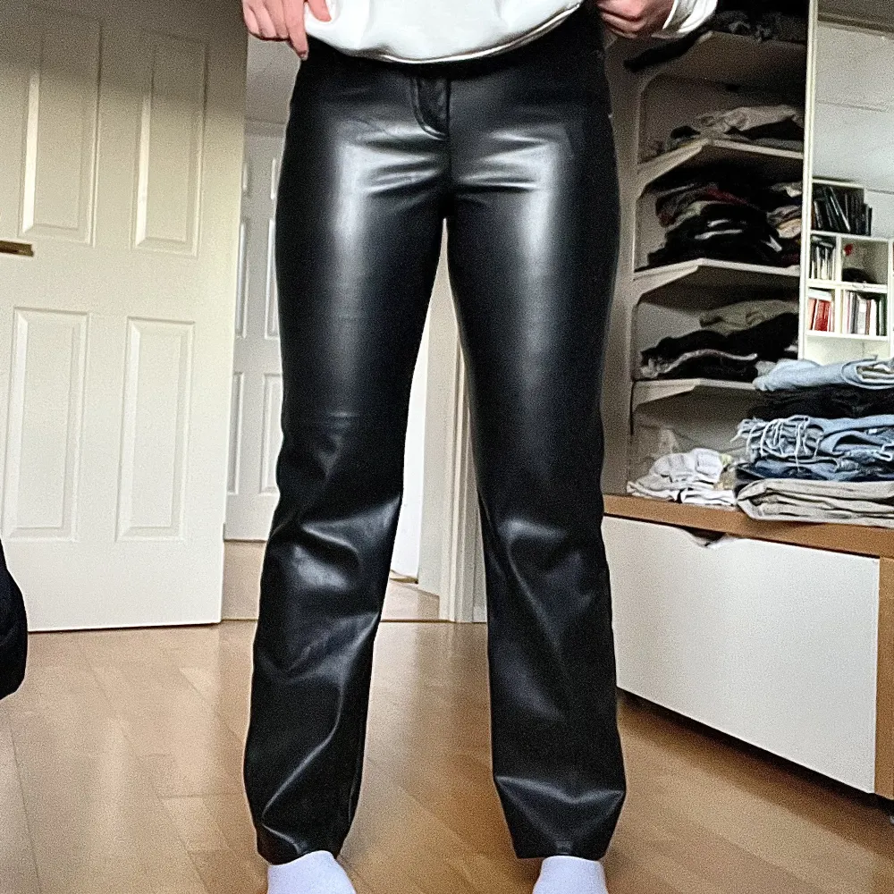 Inköpspris: 599 SEK Storlek: 40 EU Full Length (jag är 179cm) NYSKICK, ALDRIG ANVÄNDA. Jeans & Byxor.