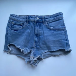 Jeans shorts - Jättetrendiga jeansshorts i jeansblå färg! 