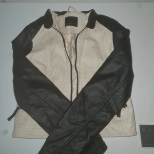 Skinn jacka - Skinn jacka från veromoda. Jättefin och påminner mig om 2000 tals jackor. Oanvänd