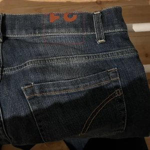 Dondup jeans - Säljer ett par nya Dondup byxor från Italien, Milano  Namn : Dondup - George Storlek : 30