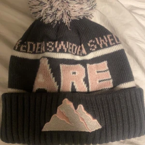 Åre mössan - Den klassiska ÅRE mössan som alla har säljer jag nu⭐️denna mössa är slutsåld och jag har knapp använt den(finns fler bilder om man vill)