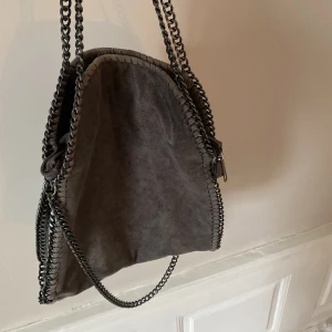 Stella McCartney likande väska - Säljer min Stella McCartney liknade väska💕 det är den lite större väskan alltså inte de små💕 skriv för fler bilder