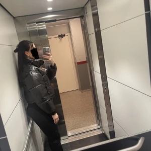 Pufferjacka - Som ny!  Använd 3gånger ungefär. Köptes för ungefär en månad sen men inte riktigt min stil. Perfekt nu till våren, lätt i materialet. 