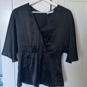 Sidentopp - Trendig och snygg sidentopp från Nakd, som ser imprincip identisk ut som den toppen på första bilden (lånad bild) 💞 Inga defekter, så nyskick! 