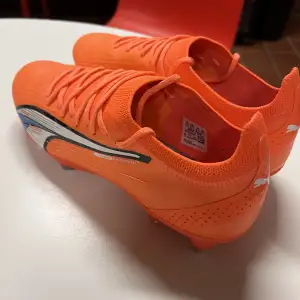 Säljer mina helt nya puma ultras då jag köpte två par och de inte passade formen på min fot. Aldrig använda och storlek 42.5. Nypris ligger på 2500kr. Har även ett par likadana med vanliga gräsdubbar som endast är använda en gång.