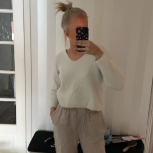 Säljer vit stickad tröja  - Säljer nu min vita stickade tröja som jag köpte här på Plick innan, använd några få gånger bara, fint skick!🫶🏻
