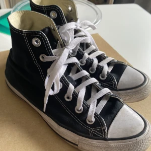 Svarta Converse - Snygga svarta Converse, säljes då de knappt används längre, köparen står för frakten💓