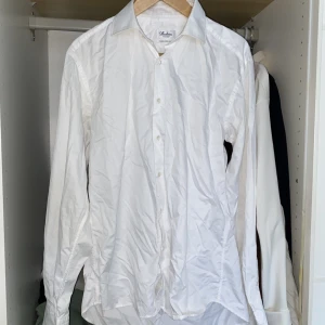 Skjorta, skjortklänning och vit topp - Olika snygga variationer av skjortor och en tröja i omlott. Behöver bara strykas. I bra skick 