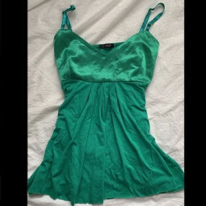 grön topp - grönt  volanglinne med justerbara band ❣️