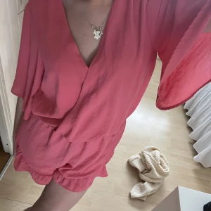 Byxdress  - En superfin rosa byxdress från Ginatricot. Sparsamt använd dock har knappen gått sönder så det kan behövas en knappnål vid bysten. Frakten ingår❤️